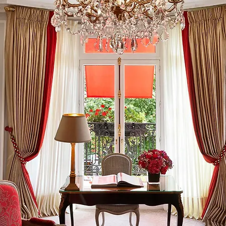 Hotel Plaza Athenee - Dorchester Collection Paris Exterior photo