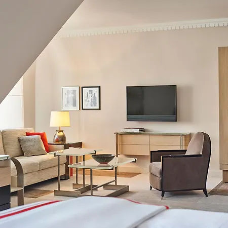 Hotel Plaza Athenee - Dorchester Collection Paris Exterior photo