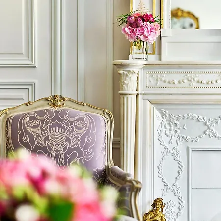 Hotel Plaza Athenee - Dorchester Collection Paris Exterior photo