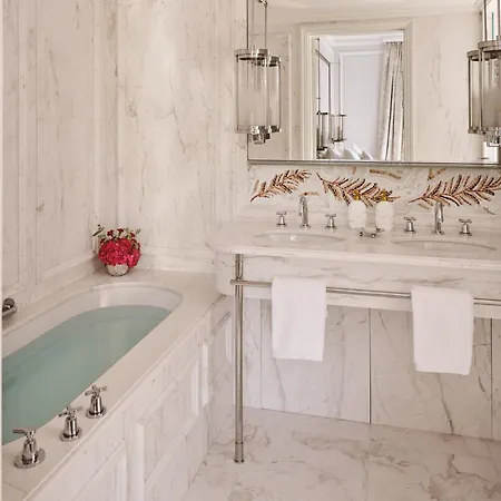 Hotel Plaza Athenee - Dorchester Collection Paris Exterior photo