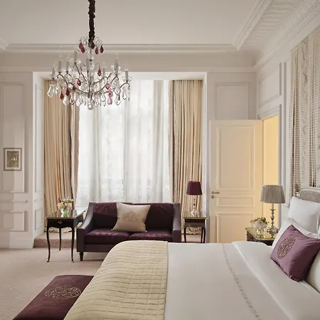Hotel Plaza Athenee - Dorchester Collection Paris Exterior photo