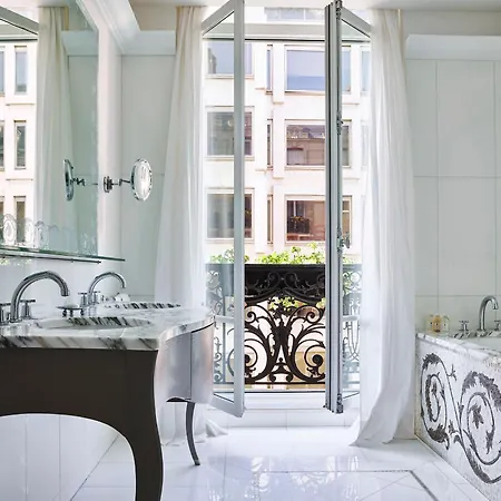 Hotel Plaza Athenee - Dorchester Collection Paris Exterior photo