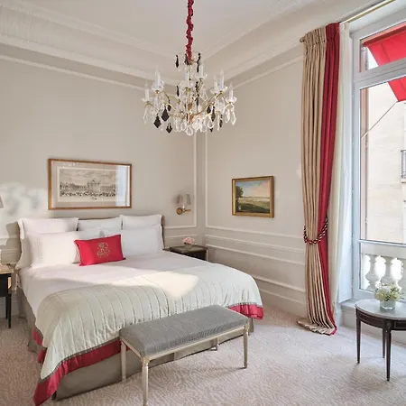 Hotel Plaza Athenee - Dorchester Collection Paris Exterior photo