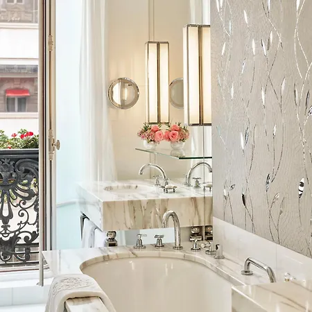 Hotel Plaza Athenee - Dorchester Collection Paris Exterior photo