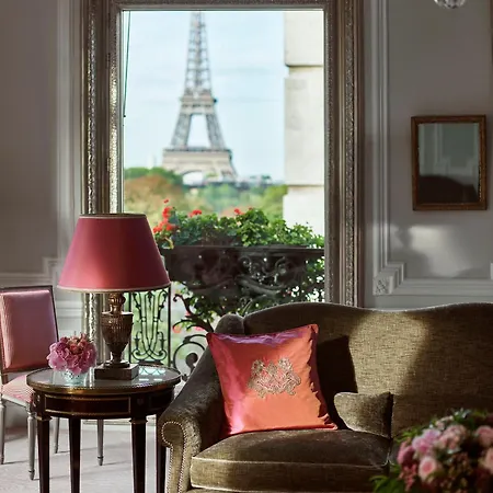 Hotel Plaza Athenee - Dorchester Collection Paris Exterior photo