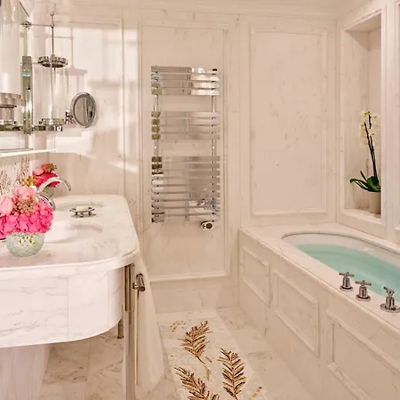 Hotel Plaza Athenee - Dorchester Collection Paris Exterior photo