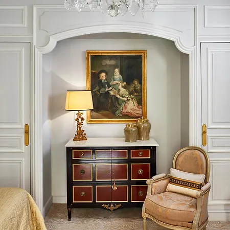 Hotel Plaza Athenee - Dorchester Collection Paris Exterior photo